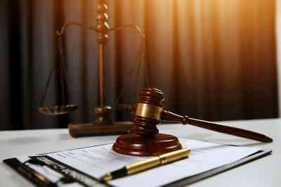 Richterhammer und Waage - © Phanphen - Adobe Stock.com