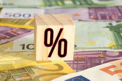 Euro-Scheine und Prozentzeichen - © studio v-zwoelf - Adobe Stock.com