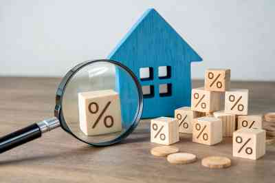 Lupe, Holzhaus und Würfel mit Prozentzeichen - © Foto Fusion - stock.adobe.com