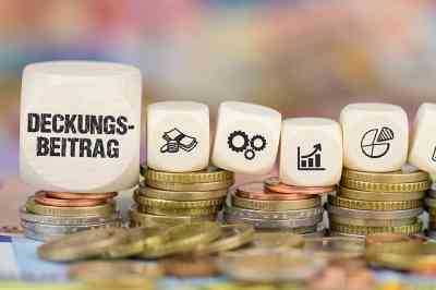 Würfel mit der Aufschrift Deckungsbeitrag - © magele-picture - stock.adobe.com