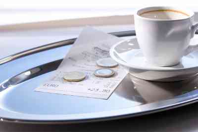 Serviertablett mit Trinkgeld - © 0pidanus - stock.adobe.com